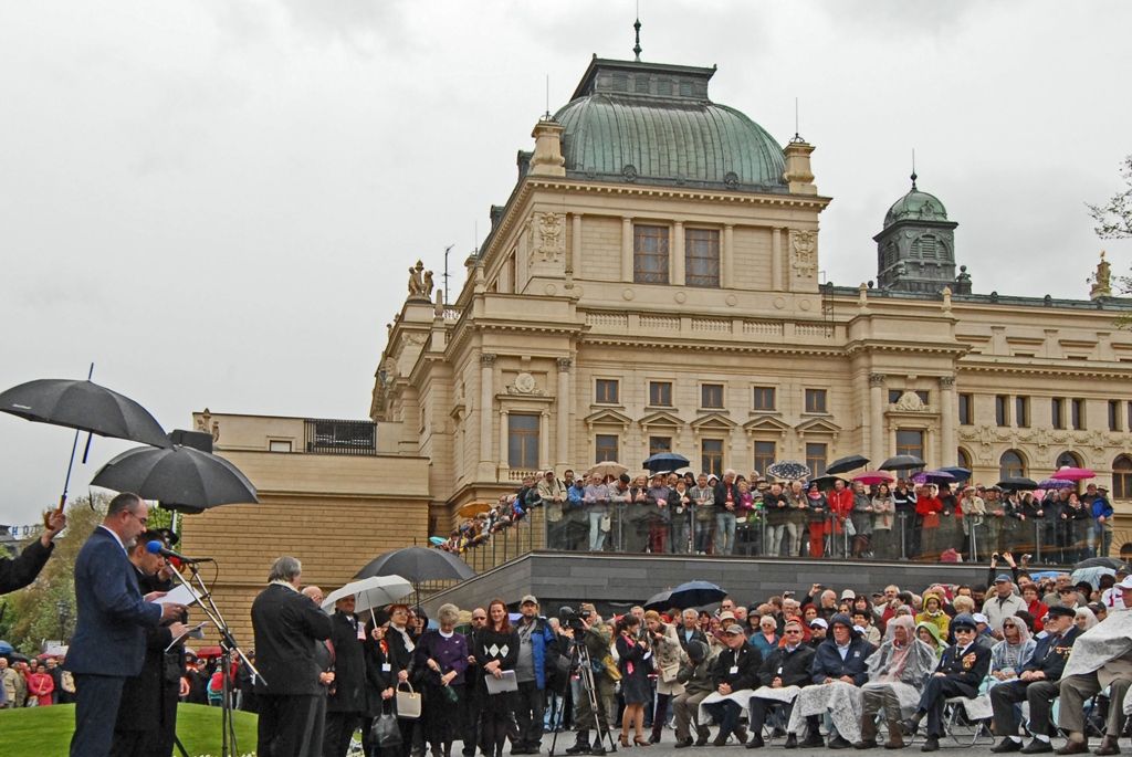 Plzeň dnes odhalila památník legendárnímu vojevůdci a generálu 3. americké armády G. S. Pattonovi, pod jehož vedením byla v květnu 1945 vojáky osvobozena. Téměř deset metrů vysoké dílo, obsahující zdvojenou siluetu portrétu slavného generála v nadživotním měřítku, navrhli sochař Lubomír Čermák a architekti Tomáš Beneš a Václav Zůna. Památník ve formě subtilní sochy – architektury se nachází v sadovém okruhu historického jádra u Divadla J. K. Tyla a je součástí nově zrekonstruovaných divadelních teras.