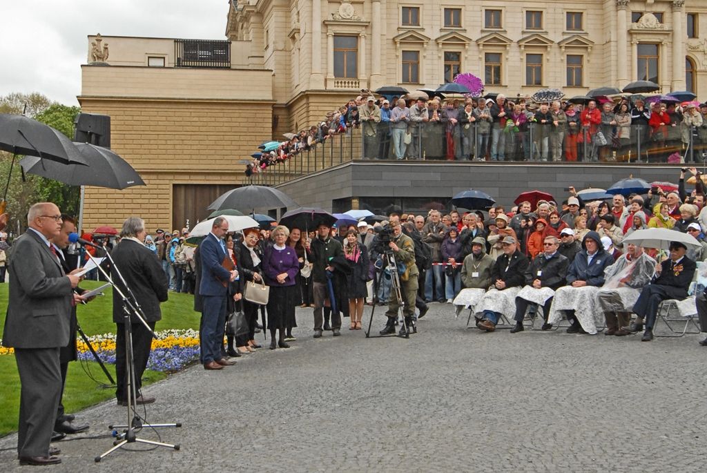 Plzeň dnes odhalila památník legendárnímu vojevůdci a generálu 3. americké armády G. S. Pattonovi, pod jehož vedením byla v květnu 1945 vojáky osvobozena. Téměř deset metrů vysoké dílo, obsahující zdvojenou siluetu portrétu slavného generála v nadživotním měřítku, navrhli sochař Lubomír Čermák a architekti Tomáš Beneš a Václav Zůna. Památník ve formě subtilní sochy – architektury se nachází v sadovém okruhu historického jádra u Divadla J. K. Tyla a je součástí nově zrekonstruovaných divadelních teras.