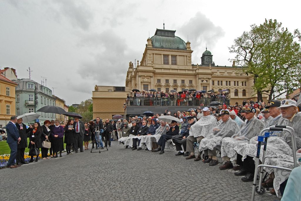 Plzeň dnes odhalila památník legendárnímu vojevůdci a generálu 3. americké armády G. S. Pattonovi, pod jehož vedením byla v květnu 1945 vojáky osvobozena. Téměř deset metrů vysoké dílo, obsahující zdvojenou siluetu portrétu slavného generála v nadživotním měřítku, navrhli sochař Lubomír Čermák a architekti Tomáš Beneš a Václav Zůna. Památník ve formě subtilní sochy – architektury se nachází v sadovém okruhu historického jádra u Divadla J. K. Tyla a je součástí nově zrekonstruovaných divadelních teras.