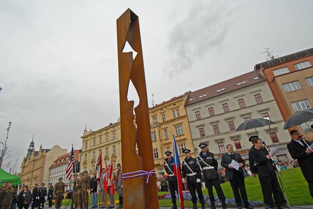 Plzeň dnes odhalila památník legendárnímu vojevůdci a generálu 3. americké armády G. S. Pattonovi, pod jehož vedením byla v květnu 1945 vojáky osvobozena. Téměř deset metrů vysoké dílo, obsahující zdvojenou siluetu portrétu slavného generála v nadživotním měřítku, navrhli sochař Lubomír Čermák a architekti Tomáš Beneš a Václav Zůna. Památník ve formě subtilní sochy – architektury se nachází v sadovém okruhu historického jádra u Divadla J. K. Tyla a je součástí nově zrekonstruovaných divadelních teras.