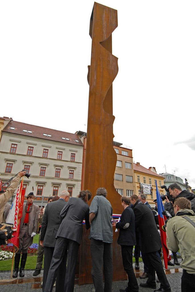 Plzeň dnes odhalila památník legendárnímu vojevůdci a generálu 3. americké armády G. S. Pattonovi, pod jehož vedením byla v květnu 1945 vojáky osvobozena. Téměř deset metrů vysoké dílo, obsahující zdvojenou siluetu portrétu slavného generála v nadživotním měřítku, navrhli sochař Lubomír Čermák a architekti Tomáš Beneš a Václav Zůna. Památník ve formě subtilní sochy – architektury se nachází v sadovém okruhu historického jádra u Divadla J. K. Tyla a je součástí nově zrekonstruovaných divadelních teras.