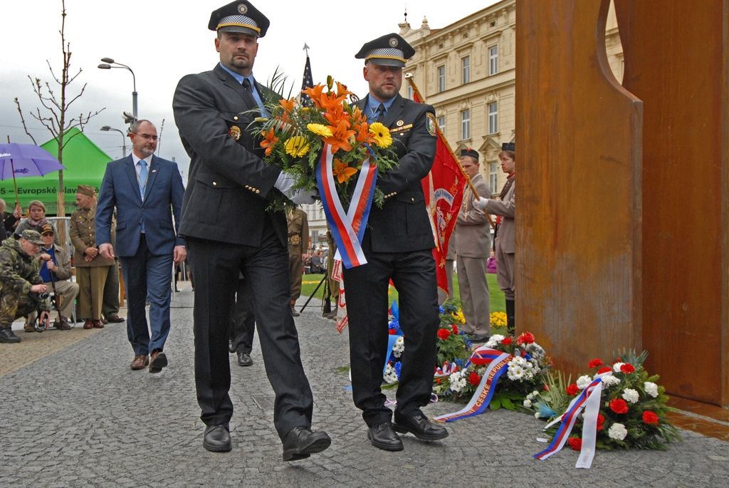 Plzeň dnes odhalila památník legendárnímu vojevůdci a generálu 3. americké armády G. S. Pattonovi, pod jehož vedením byla v květnu 1945 vojáky osvobozena. Téměř deset metrů vysoké dílo, obsahující zdvojenou siluetu portrétu slavného generála v nadživotním měřítku, navrhli sochař Lubomír Čermák a architekti Tomáš Beneš a Václav Zůna. Památník ve formě subtilní sochy – architektury se nachází v sadovém okruhu historického jádra u Divadla J. K. Tyla a je součástí nově zrekonstruovaných divadelních teras.