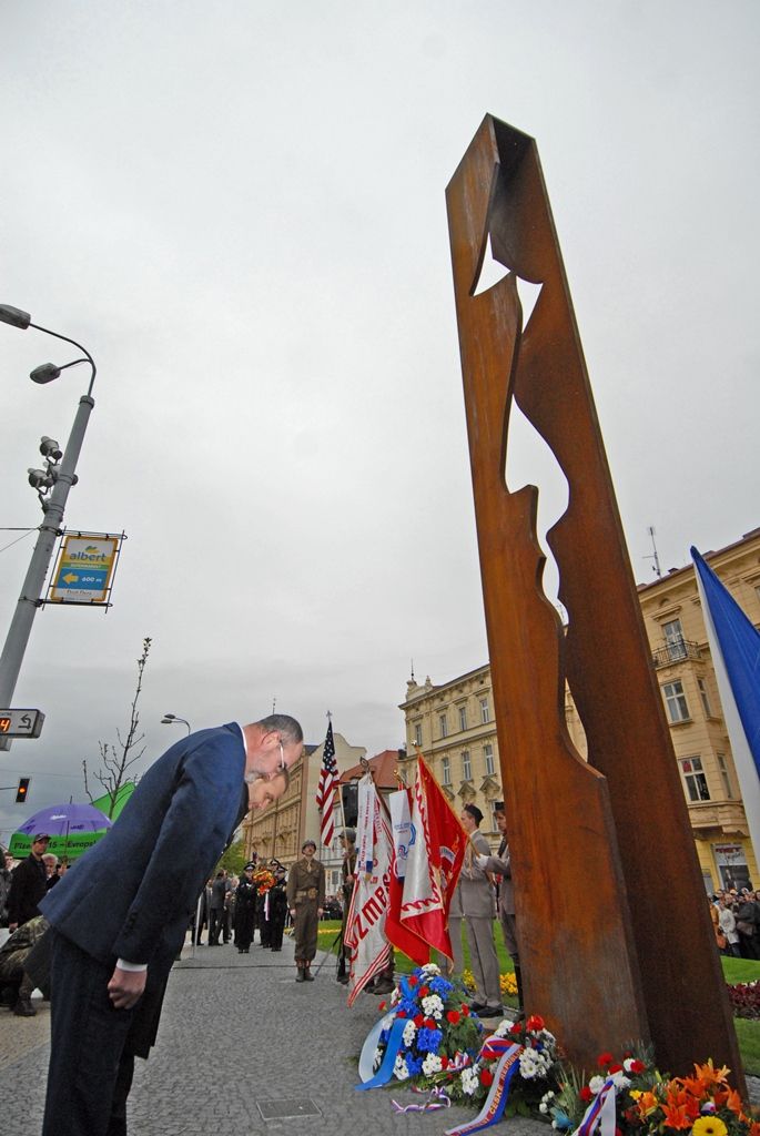 Plzeň dnes odhalila památník legendárnímu vojevůdci a generálu 3. americké armády G. S. Pattonovi, pod jehož vedením byla v květnu 1945 vojáky osvobozena. Téměř deset metrů vysoké dílo, obsahující zdvojenou siluetu portrétu slavného generála v nadživotním měřítku, navrhli sochař Lubomír Čermák a architekti Tomáš Beneš a Václav Zůna. Památník ve formě subtilní sochy – architektury se nachází v sadovém okruhu historického jádra u Divadla J. K. Tyla a je součástí nově zrekonstruovaných divadelních teras.