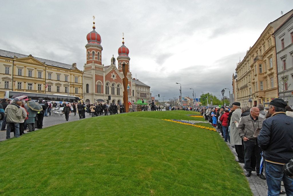 Plzeň dnes odhalila památník legendárnímu vojevůdci a generálu 3. americké armády G. S. Pattonovi, pod jehož vedením byla v květnu 1945 vojáky osvobozena. Téměř deset metrů vysoké dílo, obsahující zdvojenou siluetu portrétu slavného generála v nadživotním měřítku, navrhli sochař Lubomír Čermák a architekti Tomáš Beneš a Václav Zůna. Památník ve formě subtilní sochy – architektury se nachází v sadovém okruhu historického jádra u Divadla J. K. Tyla a je součástí nově zrekonstruovaných divadelních teras.