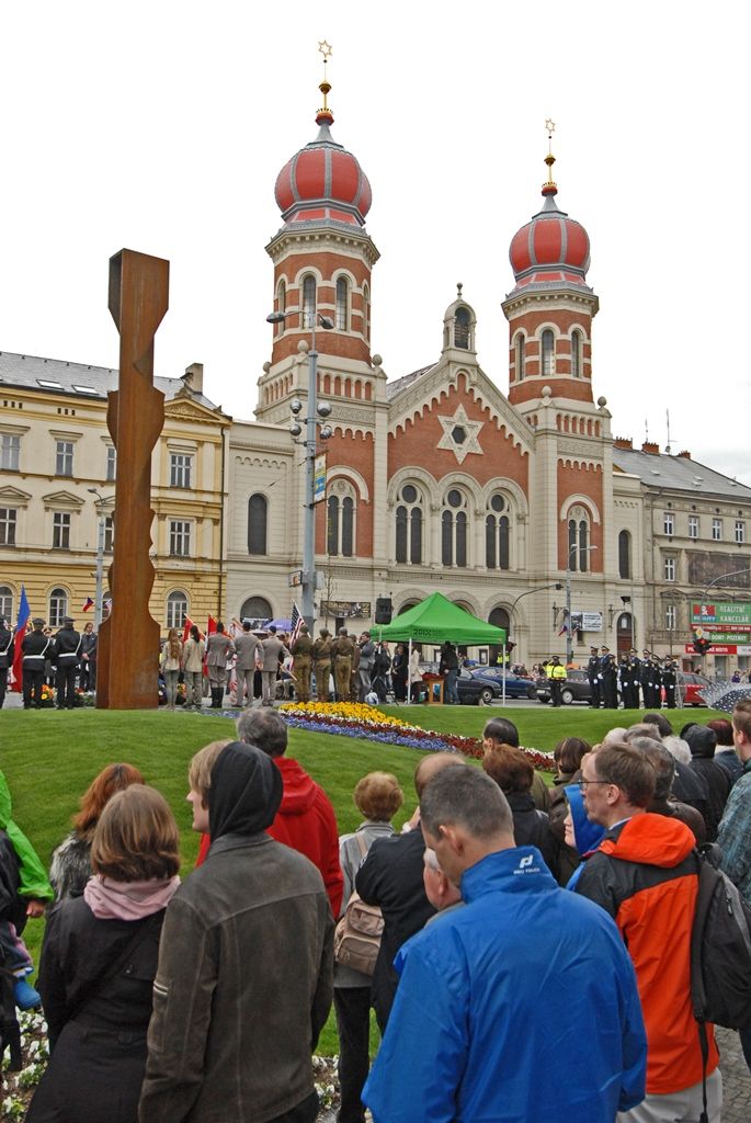 Plzeň dnes odhalila památník legendárnímu vojevůdci a generálu 3. americké armády G. S. Pattonovi, pod jehož vedením byla v květnu 1945 vojáky osvobozena. Téměř deset metrů vysoké dílo, obsahující zdvojenou siluetu portrétu slavného generála v nadživotním měřítku, navrhli sochař Lubomír Čermák a architekti Tomáš Beneš a Václav Zůna. Památník ve formě subtilní sochy – architektury se nachází v sadovém okruhu historického jádra u Divadla J. K. Tyla a je součástí nově zrekonstruovaných divadelních teras.
