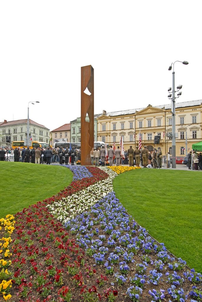 Plzeň dnes odhalila památník legendárnímu vojevůdci a generálu 3. americké armády G. S. Pattonovi, pod jehož vedením byla v květnu 1945 vojáky osvobozena. Téměř deset metrů vysoké dílo, obsahující zdvojenou siluetu portrétu slavného generála v nadživotním měřítku, navrhli sochař Lubomír Čermák a architekti Tomáš Beneš a Václav Zůna. Památník ve formě subtilní sochy – architektury se nachází v sadovém okruhu historického jádra u Divadla J. K. Tyla a je součástí nově zrekonstruovaných divadelních teras.