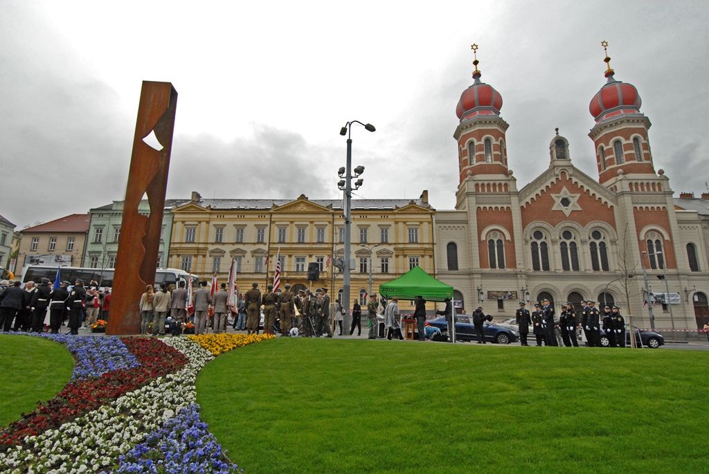 Plzeň dnes odhalila památník legendárnímu vojevůdci a generálu 3. americké armády G. S. Pattonovi, pod jehož vedením byla v květnu 1945 vojáky osvobozena. Téměř deset metrů vysoké dílo, obsahující zdvojenou siluetu portrétu slavného generála v nadživotním měřítku, navrhli sochař Lubomír Čermák a architekti Tomáš Beneš a Václav Zůna. Památník ve formě subtilní sochy – architektury se nachází v sadovém okruhu historického jádra u Divadla J. K. Tyla a je součástí nově zrekonstruovaných divadelních teras.