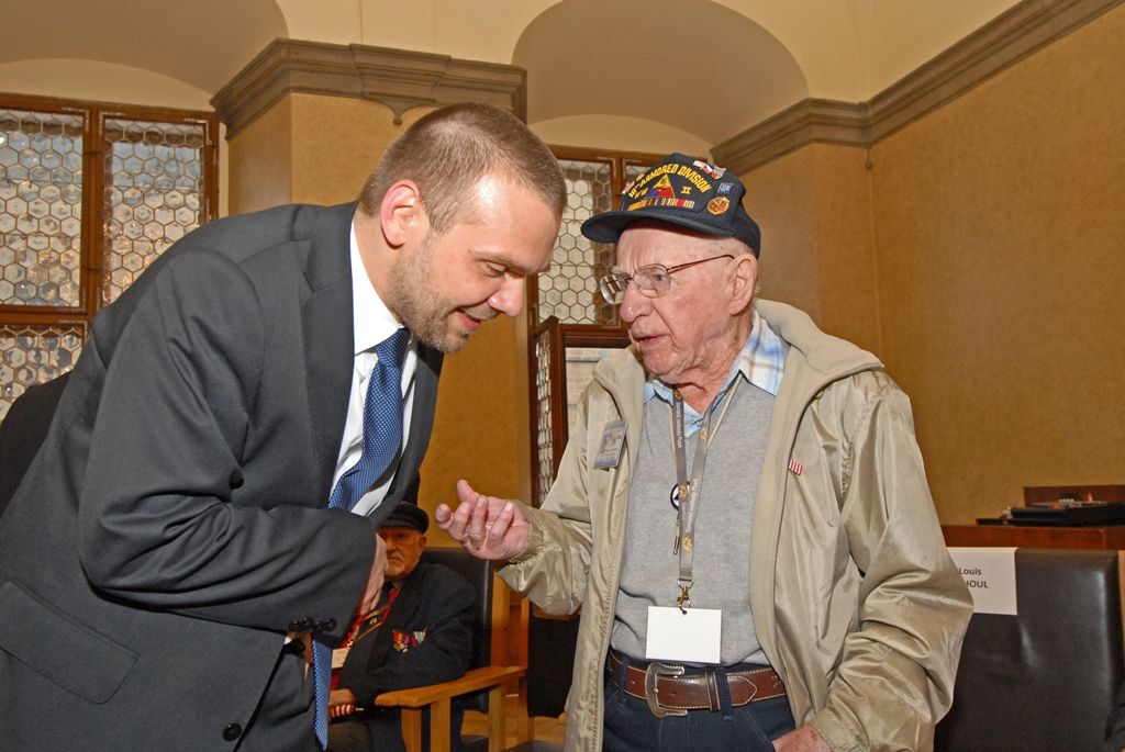 Město Plzeň se u příležitosti oslav ukončení 2. světové války a osvobození od nacistického režimu rozhodlo vydat pamětní medaili. Včerejšího setkání s veterány využili zástupci města k tomu, aby medaili jako výraz poděkování Plzeňanů předali přítomným bývalým příslušníkům 3. americké armády generála Pattona. Symbol díků převzali Alan Buckley, Robert Crooker, James Duncan, Herman Geist, Robert Gilbert, Earl Ingram, Tom Ingram, Marion Kirkham, Harry Lee, Karl Lindquist, Charles Noble, Richard Pieper, Rueben Schaetzel, George Thompson, Norval Williams. Ocenění získali také příslušníci 17. střeleckého praporu z Belgie zařazeného do jednotek 3. americké armády. Jsou jimi Louis Gihoul, Michel Gilain, Hubert Rauw a José Schindfessel.