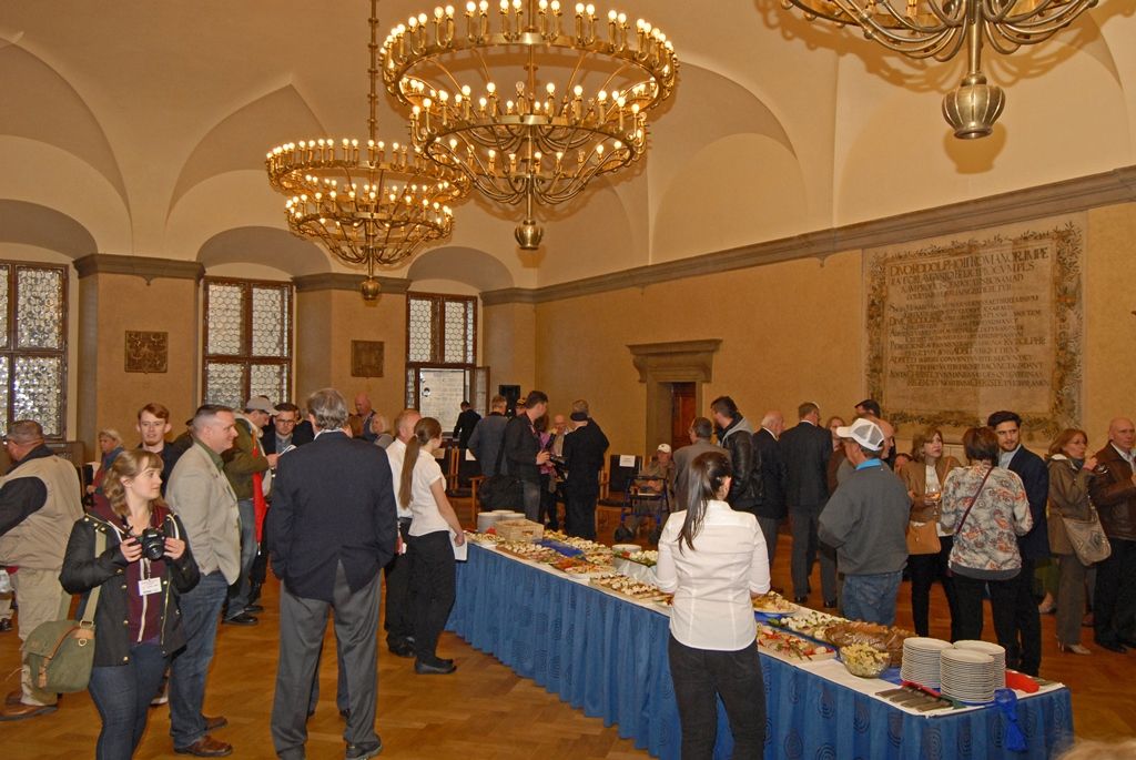 Město Plzeň se u příležitosti oslav ukončení 2. světové války a osvobození od nacistického režimu rozhodlo vydat pamětní medaili. Včerejšího setkání s veterány využili zástupci města k tomu, aby medaili jako výraz poděkování Plzeňanů předali přítomným bývalým příslušníkům 3. americké armády generála Pattona. Symbol díků převzali Alan Buckley, Robert Crooker, James Duncan, Herman Geist, Robert Gilbert, Earl Ingram, Tom Ingram, Marion Kirkham, Harry Lee, Karl Lindquist, Charles Noble, Richard Pieper, Rueben Schaetzel, George Thompson, Norval Williams. Ocenění získali také příslušníci 17. střeleckého praporu z Belgie zařazeného do jednotek 3. americké armády. Jsou jimi Louis Gihoul, Michel Gilain, Hubert Rauw a José Schindfessel.