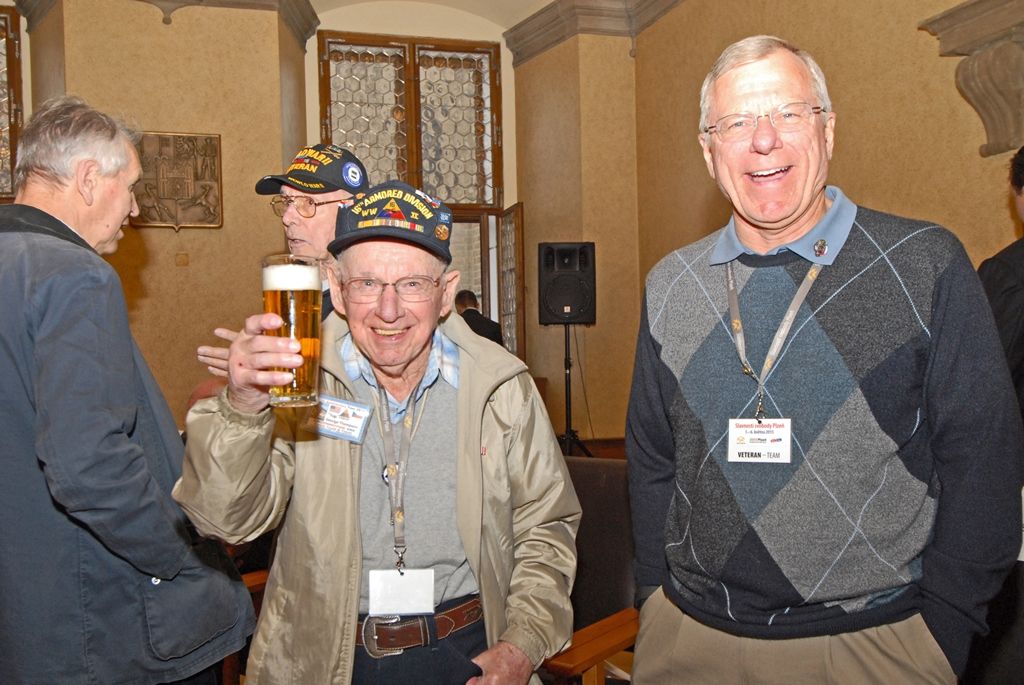 Město Plzeň se u příležitosti oslav ukončení 2. světové války a osvobození od nacistického režimu rozhodlo vydat pamětní medaili. Včerejšího setkání s veterány využili zástupci města k tomu, aby medaili jako výraz poděkování Plzeňanů předali přítomným bývalým příslušníkům 3. americké armády generála Pattona. Symbol díků převzali Alan Buckley, Robert Crooker, James Duncan, Herman Geist, Robert Gilbert, Earl Ingram, Tom Ingram, Marion Kirkham, Harry Lee, Karl Lindquist, Charles Noble, Richard Pieper, Rueben Schaetzel, George Thompson, Norval Williams. Ocenění získali také příslušníci 17. střeleckého praporu z Belgie zařazeného do jednotek 3. americké armády. Jsou jimi Louis Gihoul, Michel Gilain, Hubert Rauw a José Schindfessel.