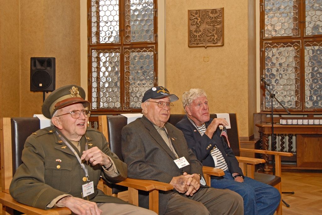 Město Plzeň se u příležitosti oslav ukončení 2. světové války a osvobození od nacistického režimu rozhodlo vydat pamětní medaili. Včerejšího setkání s veterány využili zástupci města k tomu, aby medaili jako výraz poděkování Plzeňanů předali přítomným bývalým příslušníkům 3. americké armády generála Pattona. Symbol díků převzali Alan Buckley, Robert Crooker, James Duncan, Herman Geist, Robert Gilbert, Earl Ingram, Tom Ingram, Marion Kirkham, Harry Lee, Karl Lindquist, Charles Noble, Richard Pieper, Rueben Schaetzel, George Thompson, Norval Williams. Ocenění získali také příslušníci 17. střeleckého praporu z Belgie zařazeného do jednotek 3. americké armády. Jsou jimi Louis Gihoul, Michel Gilain, Hubert Rauw a José Schindfessel.