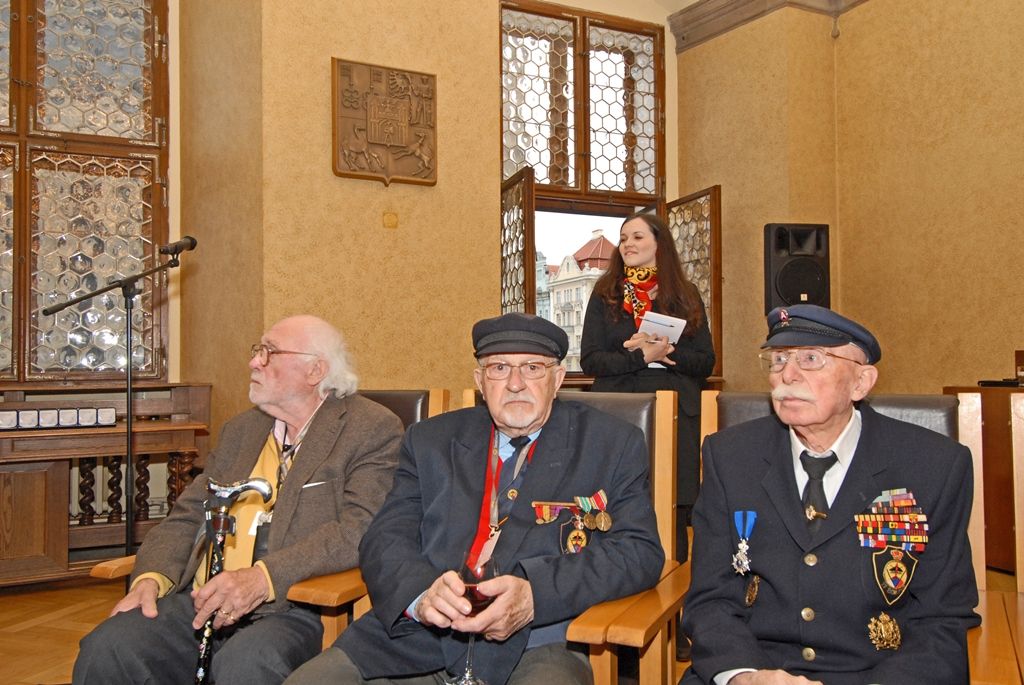 Město Plzeň se u příležitosti oslav ukončení 2. světové války a osvobození od nacistického režimu rozhodlo vydat pamětní medaili. Včerejšího setkání s veterány využili zástupci města k tomu, aby medaili jako výraz poděkování Plzeňanů předali přítomným bývalým příslušníkům 3. americké armády generála Pattona. Symbol díků převzali Alan Buckley, Robert Crooker, James Duncan, Herman Geist, Robert Gilbert, Earl Ingram, Tom Ingram, Marion Kirkham, Harry Lee, Karl Lindquist, Charles Noble, Richard Pieper, Rueben Schaetzel, George Thompson, Norval Williams. Ocenění získali také příslušníci 17. střeleckého praporu z Belgie zařazeného do jednotek 3. americké armády. Jsou jimi Louis Gihoul, Michel Gilain, Hubert Rauw a José Schindfessel.