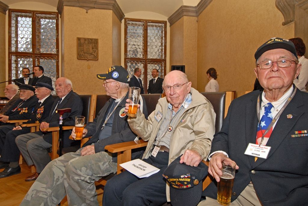 Město Plzeň se u příležitosti oslav ukončení 2. světové války a osvobození od nacistického režimu rozhodlo vydat pamětní medaili. Včerejšího setkání s veterány využili zástupci města k tomu, aby medaili jako výraz poděkování Plzeňanů předali přítomným bývalým příslušníkům 3. americké armády generála Pattona. Symbol díků převzali Alan Buckley, Robert Crooker, James Duncan, Herman Geist, Robert Gilbert, Earl Ingram, Tom Ingram, Marion Kirkham, Harry Lee, Karl Lindquist, Charles Noble, Richard Pieper, Rueben Schaetzel, George Thompson, Norval Williams. Ocenění získali také příslušníci 17. střeleckého praporu z Belgie zařazeného do jednotek 3. americké armády. Jsou jimi Louis Gihoul, Michel Gilain, Hubert Rauw a José Schindfessel.