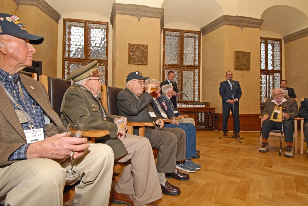 Město Plzeň se u příležitosti oslav ukončení 2. světové války a osvobození od nacistického režimu rozhodlo vydat pamětní medaili. Včerejšího setkání s veterány využili zástupci města k tomu, aby medaili jako výraz poděkování Plzeňanů předali přítomným bývalým příslušníkům 3. americké armády generála Pattona. Symbol díků převzali Alan Buckley, Robert Crooker, James Duncan, Herman Geist, Robert Gilbert, Earl Ingram, Tom Ingram, Marion Kirkham, Harry Lee, Karl Lindquist, Charles Noble, Richard Pieper, Rueben Schaetzel, George Thompson, Norval Williams. Ocenění získali také příslušníci 17. střeleckého praporu z Belgie zařazeného do jednotek 3. americké armády. Jsou jimi Louis Gihoul, Michel Gilain, Hubert Rauw a José Schindfessel.