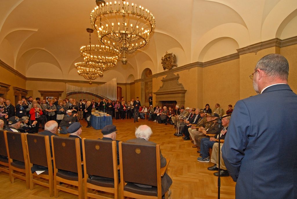 Město Plzeň se u příležitosti oslav ukončení 2. světové války a osvobození od nacistického režimu rozhodlo vydat pamětní medaili. Včerejšího setkání s veterány využili zástupci města k tomu, aby medaili jako výraz poděkování Plzeňanů předali přítomným bývalým příslušníkům 3. americké armády generála Pattona. Symbol díků převzali Alan Buckley, Robert Crooker, James Duncan, Herman Geist, Robert Gilbert, Earl Ingram, Tom Ingram, Marion Kirkham, Harry Lee, Karl Lindquist, Charles Noble, Richard Pieper, Rueben Schaetzel, George Thompson, Norval Williams. Ocenění získali také příslušníci 17. střeleckého praporu z Belgie zařazeného do jednotek 3. americké armády. Jsou jimi Louis Gihoul, Michel Gilain, Hubert Rauw a José Schindfessel.