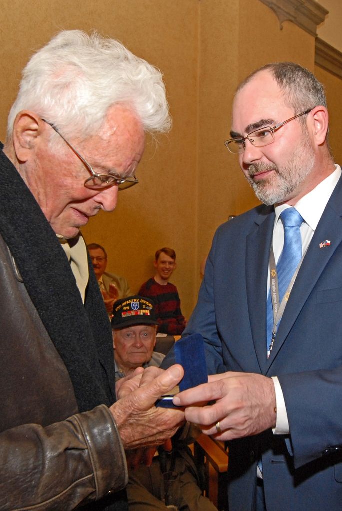 Město Plzeň se u příležitosti oslav ukončení 2. světové války a osvobození od nacistického režimu rozhodlo vydat pamětní medaili. Včerejšího setkání s veterány využili zástupci města k tomu, aby medaili jako výraz poděkování Plzeňanů předali přítomným bývalým příslušníkům 3. americké armády generála Pattona. Symbol díků převzali Alan Buckley, Robert Crooker, James Duncan, Herman Geist, Robert Gilbert, Earl Ingram, Tom Ingram, Marion Kirkham, Harry Lee, Karl Lindquist, Charles Noble, Richard Pieper, Rueben Schaetzel, George Thompson, Norval Williams. Ocenění získali také příslušníci 17. střeleckého praporu z Belgie zařazeného do jednotek 3. americké armády. Jsou jimi Louis Gihoul, Michel Gilain, Hubert Rauw a José Schindfessel.