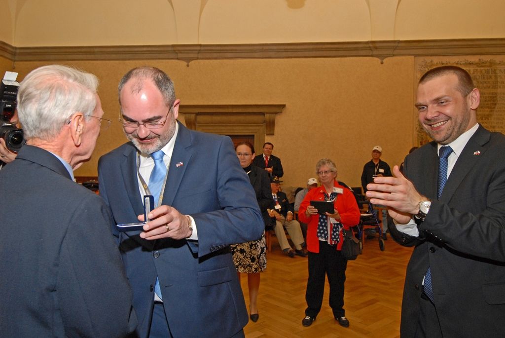 Město Plzeň se u příležitosti oslav ukončení 2. světové války a osvobození od nacistického režimu rozhodlo vydat pamětní medaili. Včerejšího setkání s veterány využili zástupci města k tomu, aby medaili jako výraz poděkování Plzeňanů předali přítomným bývalým příslušníkům 3. americké armády generála Pattona. Symbol díků převzali Alan Buckley, Robert Crooker, James Duncan, Herman Geist, Robert Gilbert, Earl Ingram, Tom Ingram, Marion Kirkham, Harry Lee, Karl Lindquist, Charles Noble, Richard Pieper, Rueben Schaetzel, George Thompson, Norval Williams. Ocenění získali také příslušníci 17. střeleckého praporu z Belgie zařazeného do jednotek 3. americké armády. Jsou jimi Louis Gihoul, Michel Gilain, Hubert Rauw a José Schindfessel.