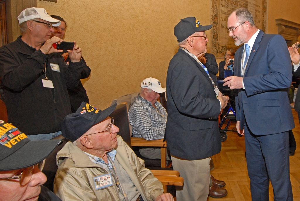 Slavnosti svobody 2015 - Váleční veteráni převzali pamětní medaile (1.5.)