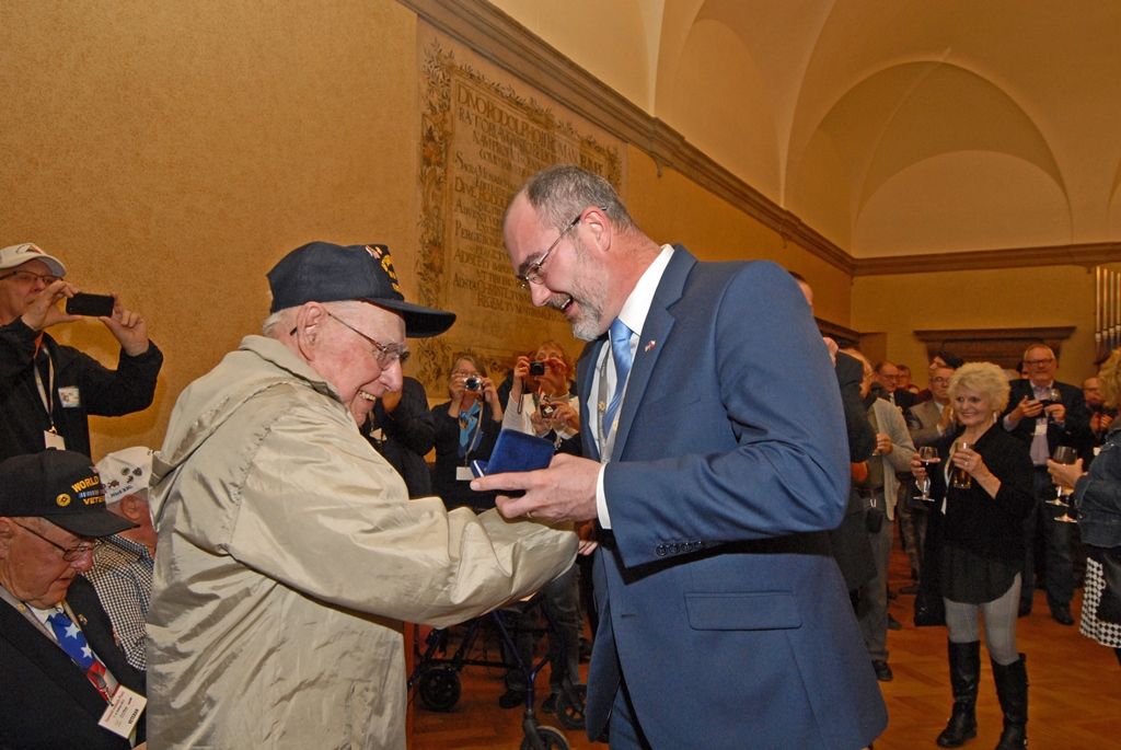 Město Plzeň se u příležitosti oslav ukončení 2. světové války a osvobození od nacistického režimu rozhodlo vydat pamětní medaili. Včerejšího setkání s veterány využili zástupci města k tomu, aby medaili jako výraz poděkování Plzeňanů předali přítomným bývalým příslušníkům 3. americké armády generála Pattona. Symbol díků převzali Alan Buckley, Robert Crooker, James Duncan, Herman Geist, Robert Gilbert, Earl Ingram, Tom Ingram, Marion Kirkham, Harry Lee, Karl Lindquist, Charles Noble, Richard Pieper, Rueben Schaetzel, George Thompson, Norval Williams. Ocenění získali také příslušníci 17. střeleckého praporu z Belgie zařazeného do jednotek 3. americké armády. Jsou jimi Louis Gihoul, Michel Gilain, Hubert Rauw a José Schindfessel.