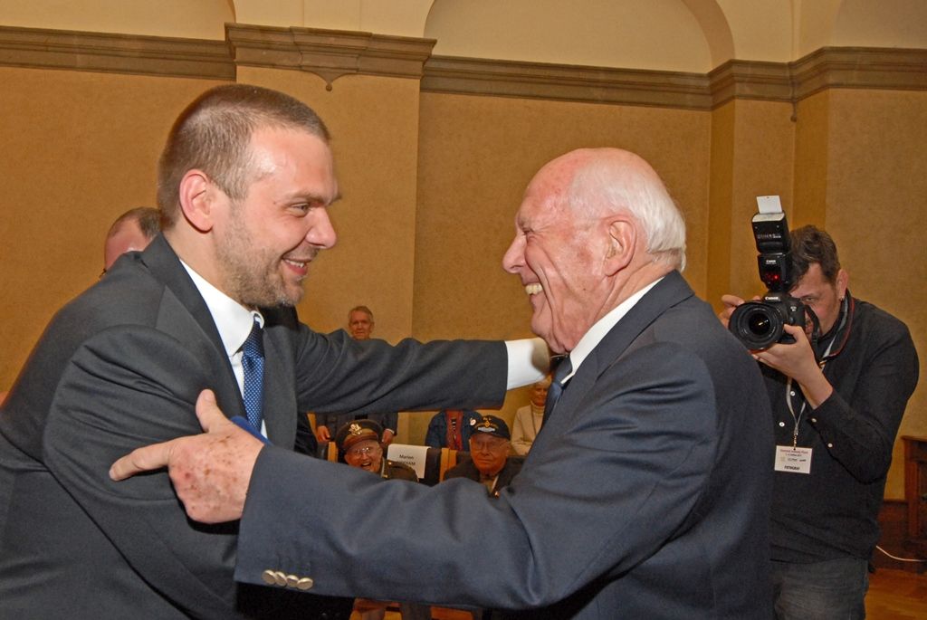 Město Plzeň se u příležitosti oslav ukončení 2. světové války a osvobození od nacistického režimu rozhodlo vydat pamětní medaili. Včerejšího setkání s veterány využili zástupci města k tomu, aby medaili jako výraz poděkování Plzeňanů předali přítomným bývalým příslušníkům 3. americké armády generála Pattona. Symbol díků převzali Alan Buckley, Robert Crooker, James Duncan, Herman Geist, Robert Gilbert, Earl Ingram, Tom Ingram, Marion Kirkham, Harry Lee, Karl Lindquist, Charles Noble, Richard Pieper, Rueben Schaetzel, George Thompson, Norval Williams. Ocenění získali také příslušníci 17. střeleckého praporu z Belgie zařazeného do jednotek 3. americké armády. Jsou jimi Louis Gihoul, Michel Gilain, Hubert Rauw a José Schindfessel.