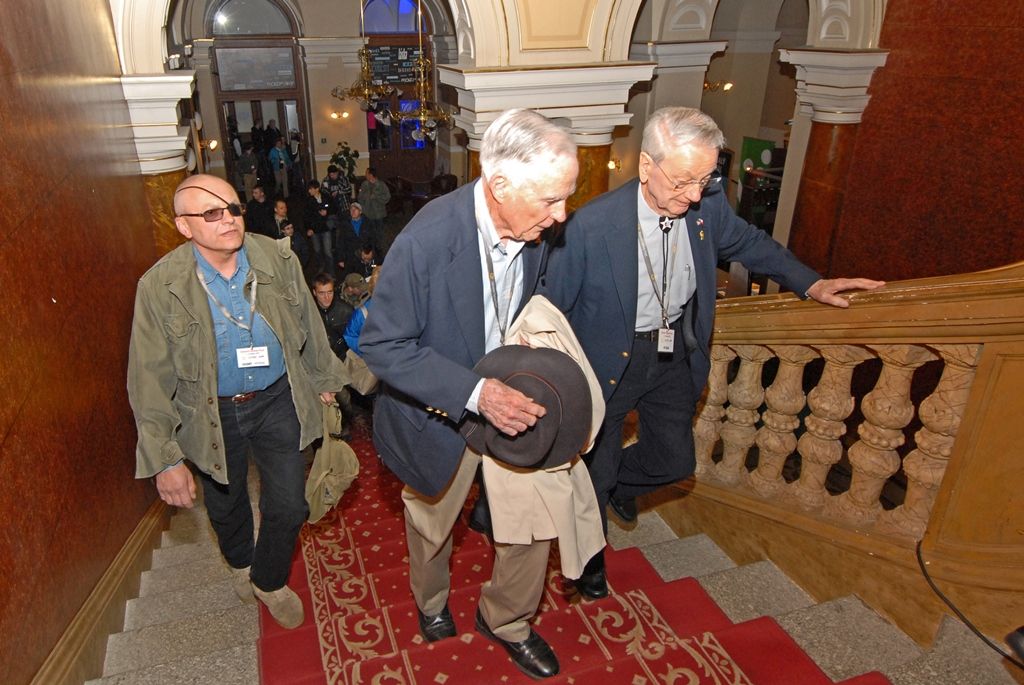 Vzpomínky věnované těm, kteří už do Plzně nepřijedou, dojetí a emoce, suvenýry z války, dárky pro vojenské veterány. I to se vešlo do sálu Měšťanské besedy společně s několika stovkami lidí, které přišly na besedu s veterány 2. světové války a následnou autogramiádu. Několikaminutový potlesk vestoje si od publika vysloužilo 15 amerických, čtyři belgičtí a dva polští veteráni. Nejstarším účastníkem letošních oslav je Robert Gilbert, jenž v červnu oslaví sté narozeniny. Nejmladším naopak Hubert Rauw, který se pro svůj věk nemohl zúčastnit oficiálního odboje.