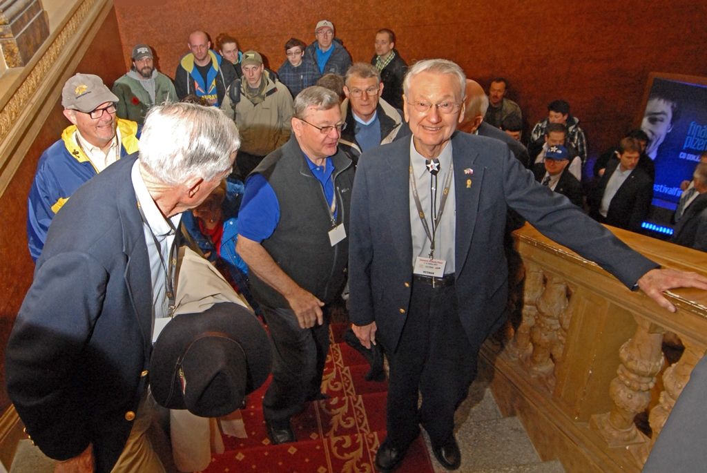 Vzpomínky věnované těm, kteří už do Plzně nepřijedou, dojetí a emoce, suvenýry z války, dárky pro vojenské veterány. I to se vešlo do sálu Měšťanské besedy společně s několika stovkami lidí, které přišly na besedu s veterány 2. světové války a následnou autogramiádu. Několikaminutový potlesk vestoje si od publika vysloužilo 15 amerických, čtyři belgičtí a dva polští veteráni. Nejstarším účastníkem letošních oslav je Robert Gilbert, jenž v červnu oslaví sté narozeniny. Nejmladším naopak Hubert Rauw, který se pro svůj věk nemohl zúčastnit oficiálního odboje.