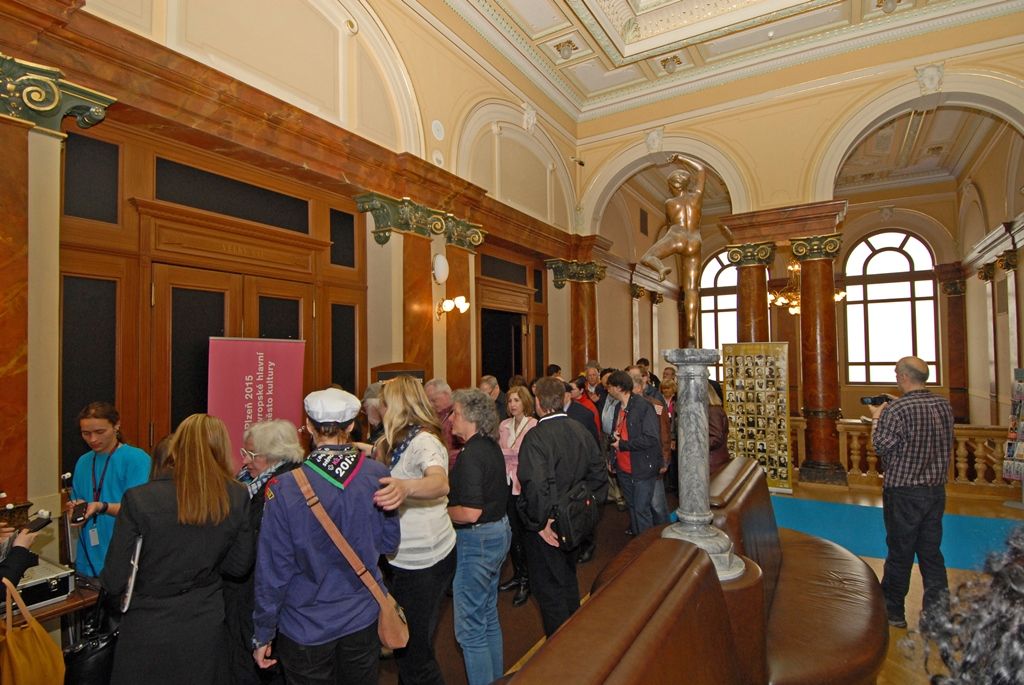 Vzpomínky věnované těm, kteří už do Plzně nepřijedou, dojetí a emoce, suvenýry z války, dárky pro vojenské veterány. I to se vešlo do sálu Měšťanské besedy společně s několika stovkami lidí, které přišly na besedu s veterány 2. světové války a následnou autogramiádu. Několikaminutový potlesk vestoje si od publika vysloužilo 15 amerických, čtyři belgičtí a dva polští veteráni. Nejstarším účastníkem letošních oslav je Robert Gilbert, jenž v červnu oslaví sté narozeniny. Nejmladším naopak Hubert Rauw, který se pro svůj věk nemohl zúčastnit oficiálního odboje.