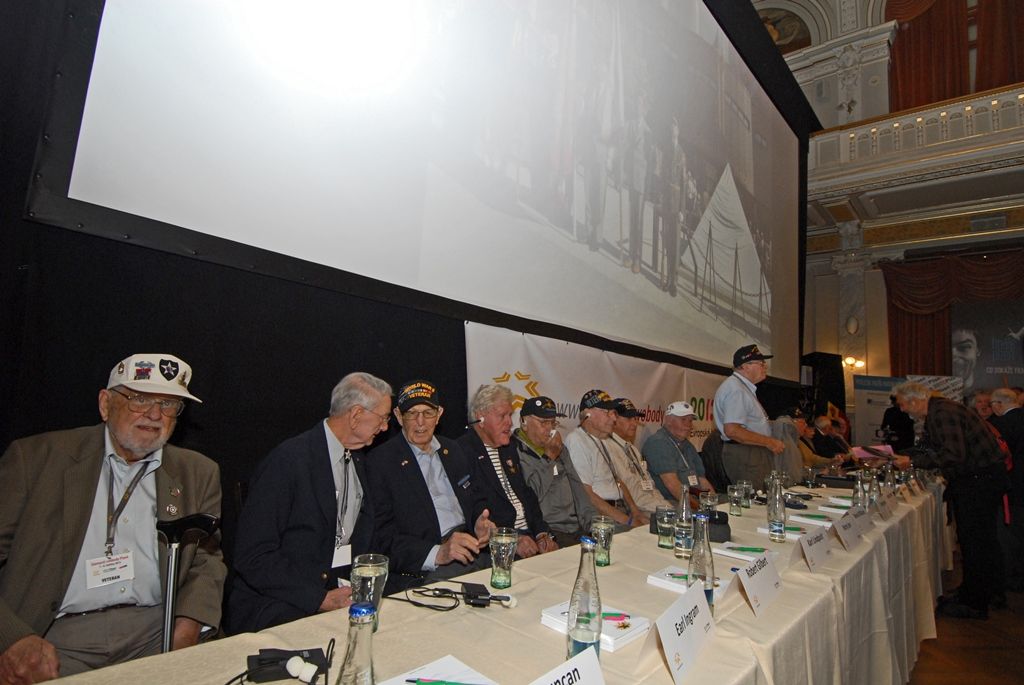 Vzpomínky věnované těm, kteří už do Plzně nepřijedou, dojetí a emoce, suvenýry z války, dárky pro vojenské veterány. I to se vešlo do sálu Měšťanské besedy společně s několika stovkami lidí, které přišly na besedu s veterány 2. světové války a následnou autogramiádu. Několikaminutový potlesk vestoje si od publika vysloužilo 15 amerických, čtyři belgičtí a dva polští veteráni. Nejstarším účastníkem letošních oslav je Robert Gilbert, jenž v červnu oslaví sté narozeniny. Nejmladším naopak Hubert Rauw, který se pro svůj věk nemohl zúčastnit oficiálního odboje.