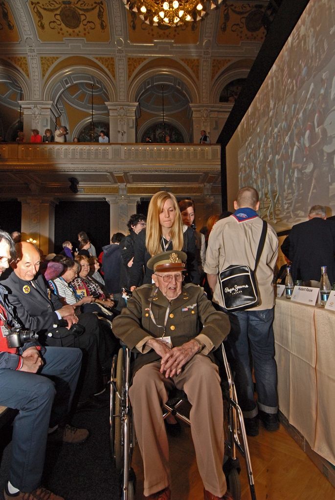 Vzpomínky věnované těm, kteří už do Plzně nepřijedou, dojetí a emoce, suvenýry z války, dárky pro vojenské veterány. I to se vešlo do sálu Měšťanské besedy společně s několika stovkami lidí, které přišly na besedu s veterány 2. světové války a následnou autogramiádu. Několikaminutový potlesk vestoje si od publika vysloužilo 15 amerických, čtyři belgičtí a dva polští veteráni. Nejstarším účastníkem letošních oslav je Robert Gilbert, jenž v červnu oslaví sté narozeniny. Nejmladším naopak Hubert Rauw, který se pro svůj věk nemohl zúčastnit oficiálního odboje.