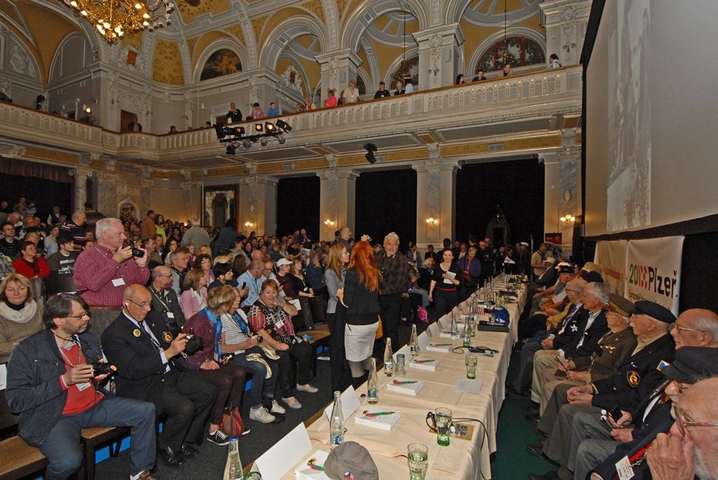 Vzpomínky věnované těm, kteří už do Plzně nepřijedou, dojetí a emoce, suvenýry z války, dárky pro vojenské veterány. I to se vešlo do sálu Měšťanské besedy společně s několika stovkami lidí, které přišly na besedu s veterány 2. světové války a následnou autogramiádu. Několikaminutový potlesk vestoje si od publika vysloužilo 15 amerických, čtyři belgičtí a dva polští veteráni. Nejstarším účastníkem letošních oslav je Robert Gilbert, jenž v červnu oslaví sté narozeniny. Nejmladším naopak Hubert Rauw, který se pro svůj věk nemohl zúčastnit oficiálního odboje.