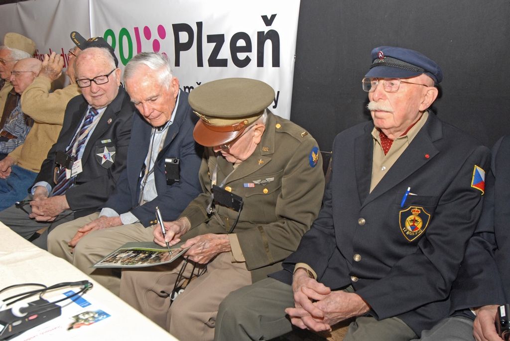 Vzpomínky věnované těm, kteří už do Plzně nepřijedou, dojetí a emoce, suvenýry z války, dárky pro vojenské veterány. I to se vešlo do sálu Měšťanské besedy společně s několika stovkami lidí, které přišly na besedu s veterány 2. světové války a následnou autogramiádu. Několikaminutový potlesk vestoje si od publika vysloužilo 15 amerických, čtyři belgičtí a dva polští veteráni. Nejstarším účastníkem letošních oslav je Robert Gilbert, jenž v červnu oslaví sté narozeniny. Nejmladším naopak Hubert Rauw, který se pro svůj věk nemohl zúčastnit oficiálního odboje.