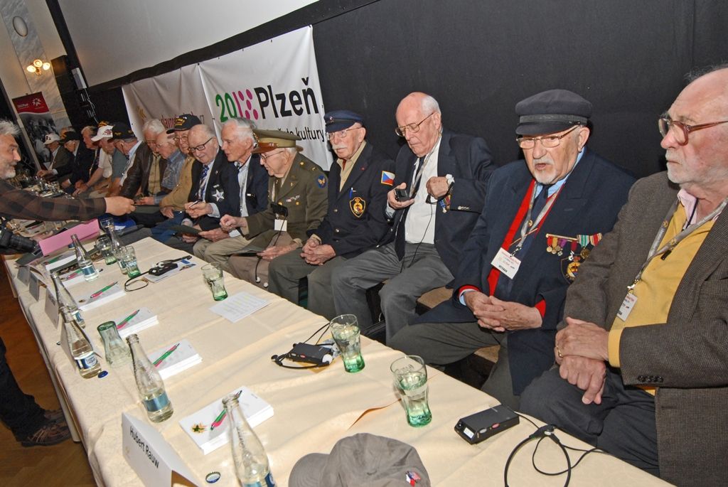 Vzpomínky věnované těm, kteří už do Plzně nepřijedou, dojetí a emoce, suvenýry z války, dárky pro vojenské veterány. I to se vešlo do sálu Měšťanské besedy společně s několika stovkami lidí, které přišly na besedu s veterány 2. světové války a následnou autogramiádu. Několikaminutový potlesk vestoje si od publika vysloužilo 15 amerických, čtyři belgičtí a dva polští veteráni. Nejstarším účastníkem letošních oslav je Robert Gilbert, jenž v červnu oslaví sté narozeniny. Nejmladším naopak Hubert Rauw, který se pro svůj věk nemohl zúčastnit oficiálního odboje.