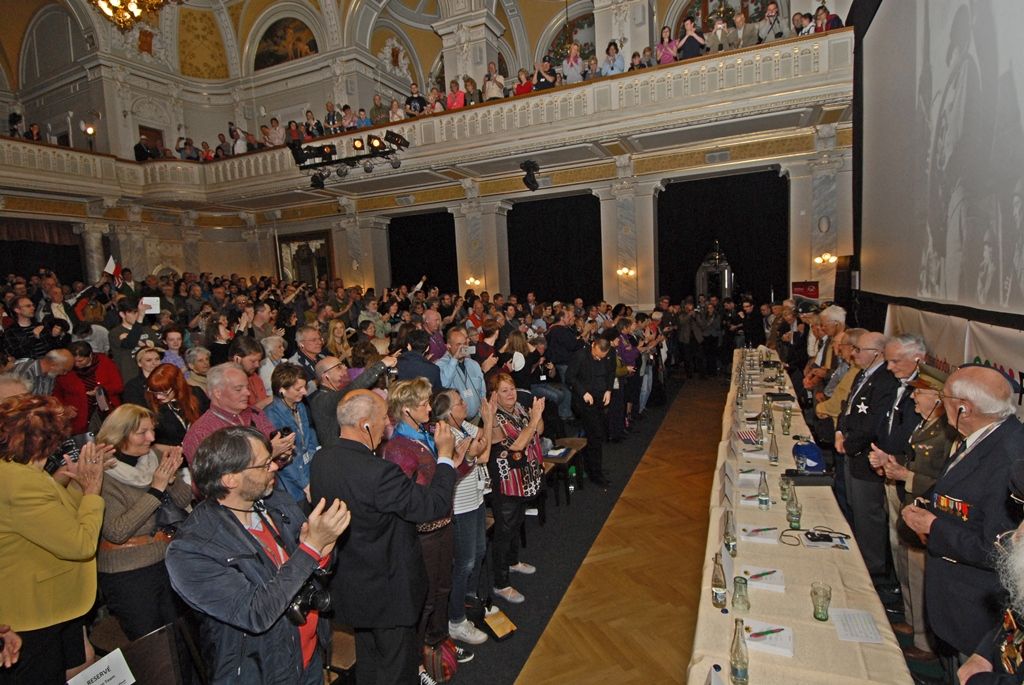 Vzpomínky věnované těm, kteří už do Plzně nepřijedou, dojetí a emoce, suvenýry z války, dárky pro vojenské veterány. I to se vešlo do sálu Měšťanské besedy společně s několika stovkami lidí, které přišly na besedu s veterány 2. světové války a následnou autogramiádu. Několikaminutový potlesk vestoje si od publika vysloužilo 15 amerických, čtyři belgičtí a dva polští veteráni. Nejstarším účastníkem letošních oslav je Robert Gilbert, jenž v červnu oslaví sté narozeniny. Nejmladším naopak Hubert Rauw, který se pro svůj věk nemohl zúčastnit oficiálního odboje.