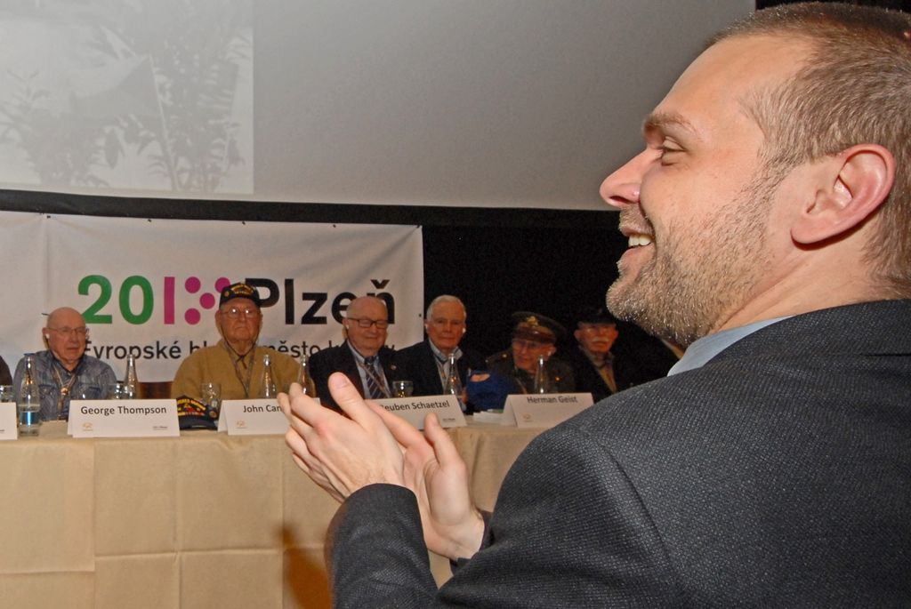 Vzpomínky věnované těm, kteří už do Plzně nepřijedou, dojetí a emoce, suvenýry z války, dárky pro vojenské veterány. I to se vešlo do sálu Měšťanské besedy společně s několika stovkami lidí, které přišly na besedu s veterány 2. světové války a následnou autogramiádu. Několikaminutový potlesk vestoje si od publika vysloužilo 15 amerických, čtyři belgičtí a dva polští veteráni. Nejstarším účastníkem letošních oslav je Robert Gilbert, jenž v červnu oslaví sté narozeniny. Nejmladším naopak Hubert Rauw, který se pro svůj věk nemohl zúčastnit oficiálního odboje.