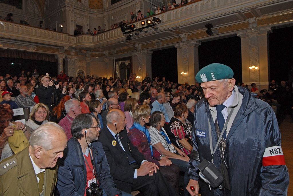 Vzpomínky věnované těm, kteří už do Plzně nepřijedou, dojetí a emoce, suvenýry z války, dárky pro vojenské veterány. I to se vešlo do sálu Měšťanské besedy společně s několika stovkami lidí, které přišly na besedu s veterány 2. světové války a následnou autogramiádu. Několikaminutový potlesk vestoje si od publika vysloužilo 15 amerických, čtyři belgičtí a dva polští veteráni. Nejstarším účastníkem letošních oslav je Robert Gilbert, jenž v červnu oslaví sté narozeniny. Nejmladším naopak Hubert Rauw, který se pro svůj věk nemohl zúčastnit oficiálního odboje.