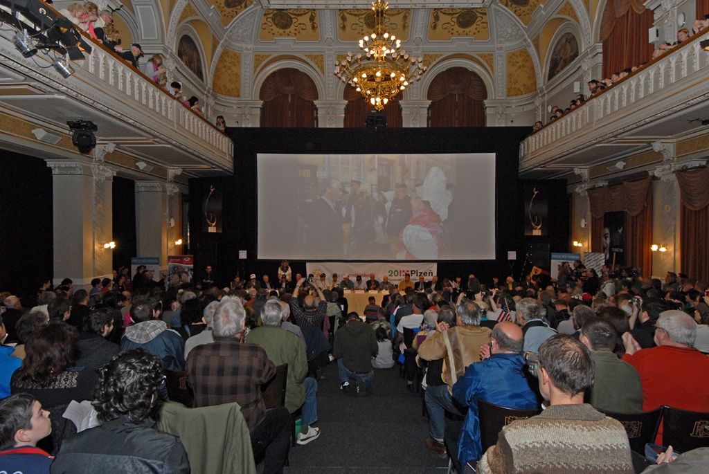 Vzpomínky věnované těm, kteří už do Plzně nepřijedou, dojetí a emoce, suvenýry z války, dárky pro vojenské veterány. I to se vešlo do sálu Měšťanské besedy společně s několika stovkami lidí, které přišly na besedu s veterány 2. světové války a následnou autogramiádu. Několikaminutový potlesk vestoje si od publika vysloužilo 15 amerických, čtyři belgičtí a dva polští veteráni. Nejstarším účastníkem letošních oslav je Robert Gilbert, jenž v červnu oslaví sté narozeniny. Nejmladším naopak Hubert Rauw, který se pro svůj věk nemohl zúčastnit oficiálního odboje.
