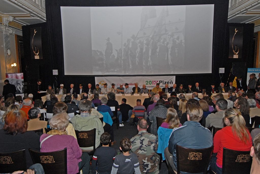 Vzpomínky věnované těm, kteří už do Plzně nepřijedou, dojetí a emoce, suvenýry z války, dárky pro vojenské veterány. I to se vešlo do sálu Měšťanské besedy společně s několika stovkami lidí, které přišly na besedu s veterány 2. světové války a následnou autogramiádu. Několikaminutový potlesk vestoje si od publika vysloužilo 15 amerických, čtyři belgičtí a dva polští veteráni. Nejstarším účastníkem letošních oslav je Robert Gilbert, jenž v červnu oslaví sté narozeniny. Nejmladším naopak Hubert Rauw, který se pro svůj věk nemohl zúčastnit oficiálního odboje.
