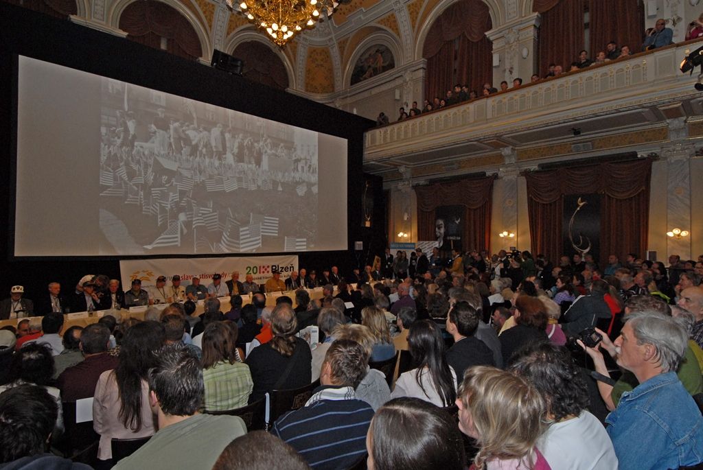 Vzpomínky věnované těm, kteří už do Plzně nepřijedou, dojetí a emoce, suvenýry z války, dárky pro vojenské veterány. I to se vešlo do sálu Měšťanské besedy společně s několika stovkami lidí, které přišly na besedu s veterány 2. světové války a následnou autogramiádu. Několikaminutový potlesk vestoje si od publika vysloužilo 15 amerických, čtyři belgičtí a dva polští veteráni. Nejstarším účastníkem letošních oslav je Robert Gilbert, jenž v červnu oslaví sté narozeniny. Nejmladším naopak Hubert Rauw, který se pro svůj věk nemohl zúčastnit oficiálního odboje.