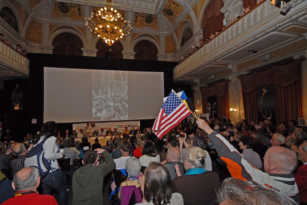 Vzpomínky věnované těm, kteří už do Plzně nepřijedou, dojetí a emoce, suvenýry z války, dárky pro vojenské veterány. I to se vešlo do sálu Měšťanské besedy společně s několika stovkami lidí, které přišly na besedu s veterány 2. světové války a následnou autogramiádu. Několikaminutový potlesk vestoje si od publika vysloužilo 15 amerických, čtyři belgičtí a dva polští veteráni. Nejstarším účastníkem letošních oslav je Robert Gilbert, jenž v červnu oslaví sté narozeniny. Nejmladším naopak Hubert Rauw, který se pro svůj věk nemohl zúčastnit oficiálního odboje.