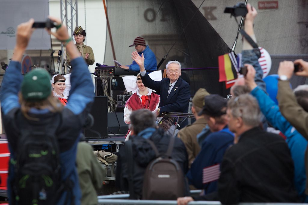 Originální večer připomínající oslavy osvobození Plzně prožili v sobotu lidé na náměstí Republiky. Režisér Václav Marhoul s bratry Cabany jej připravil pod názvem Z Normandie do Plzně aneb D-Day+334 jako velkou tancovačku v rytmu swingu. Před hlavním pódiem vznikl parket, kolem něj seděli u stolů američtí i belgičtí veteráni a další hosté. (foto: R. Muchka)