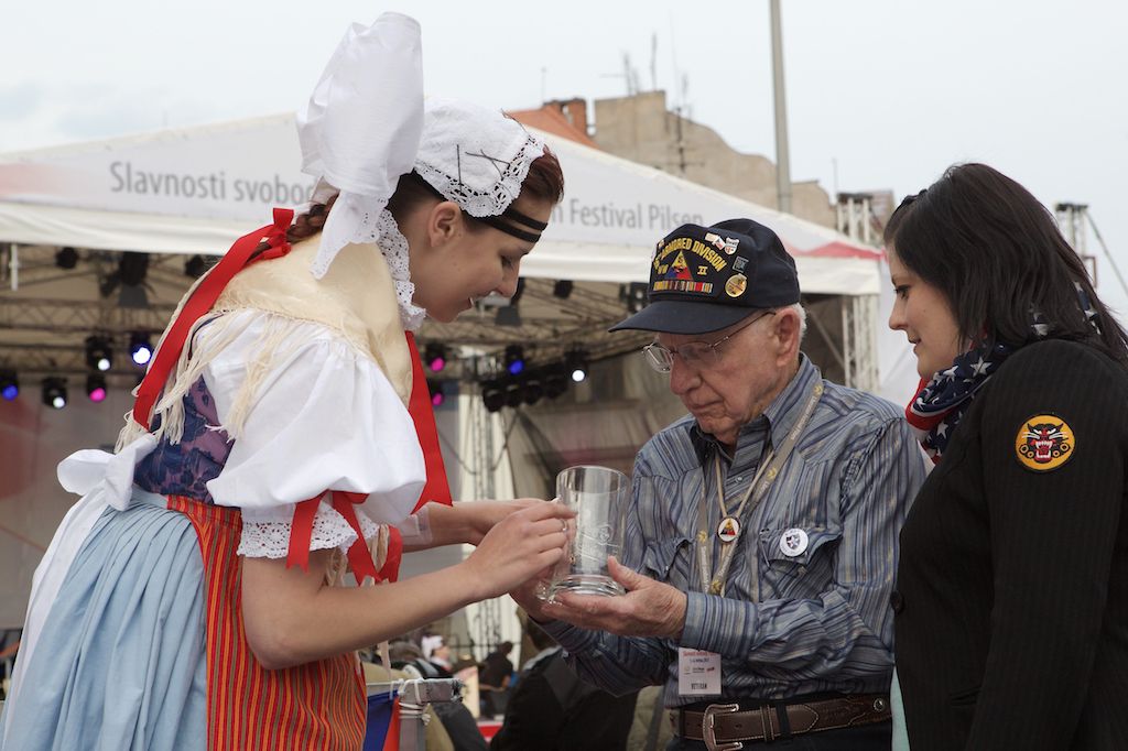 Originální večer připomínající oslavy osvobození Plzně prožili v sobotu lidé na náměstí Republiky. Režisér Václav Marhoul s bratry Cabany jej připravil pod názvem Z Normandie do Plzně aneb D-Day+334 jako velkou tancovačku v rytmu swingu. Před hlavním pódiem vznikl parket, kolem něj seděli u stolů američtí i belgičtí veteráni a další hosté. (foto: R. Muchka)