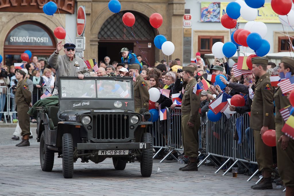 Originální večer připomínající oslavy osvobození Plzně prožili v sobotu lidé na náměstí Republiky. Režisér Václav Marhoul s bratry Cabany jej připravil pod názvem Z Normandie do Plzně aneb D-Day+334 jako velkou tancovačku v rytmu swingu. Před hlavním pódiem vznikl parket, kolem něj seděli u stolů američtí i belgičtí veteráni a další hosté. (foto: R. Muchka)