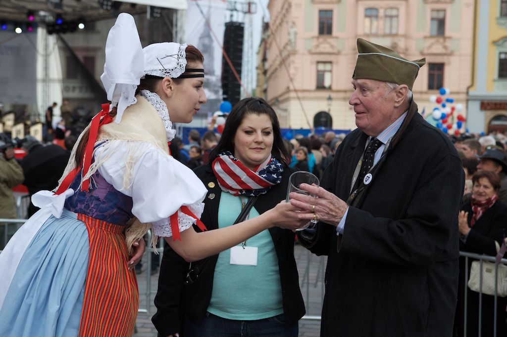 Originální večer připomínající oslavy osvobození Plzně prožili v sobotu lidé na náměstí Republiky. Režisér Václav Marhoul s bratry Cabany jej připravil pod názvem Z Normandie do Plzně aneb D-Day+334 jako velkou tancovačku v rytmu swingu. Před hlavním pódiem vznikl parket, kolem něj seděli u stolů američtí i belgičtí veteráni a další hosté. (foto: R. Muchka)