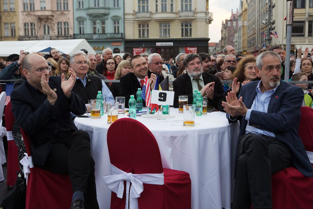 Originální večer připomínající oslavy osvobození Plzně prožili v sobotu lidé na náměstí Republiky. Režisér Václav Marhoul s bratry Cabany jej připravil pod názvem Z Normandie do Plzně aneb D-Day+334 jako velkou tancovačku v rytmu swingu. Před hlavním pódiem vznikl parket, kolem něj seděli u stolů američtí i belgičtí veteráni a další hosté. (foto: R. Muchka)