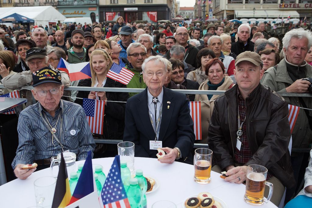 Originální večer připomínající oslavy osvobození Plzně prožili v sobotu lidé na náměstí Republiky. Režisér Václav Marhoul s bratry Cabany jej připravil pod názvem Z Normandie do Plzně aneb D-Day+334 jako velkou tancovačku v rytmu swingu. Před hlavním pódiem vznikl parket, kolem něj seděli u stolů američtí i belgičtí veteráni a další hosté. (foto: R. Muchka)