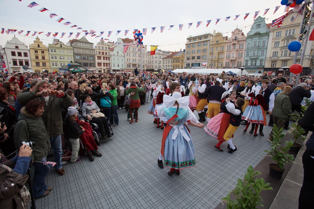 Originální večer připomínající oslavy osvobození Plzně prožili v sobotu lidé na náměstí Republiky. Režisér Václav Marhoul s bratry Cabany jej připravil pod názvem Z Normandie do Plzně aneb D-Day+334 jako velkou tancovačku v rytmu swingu. Před hlavním pódiem vznikl parket, kolem něj seděli u stolů američtí i belgičtí veteráni a další hosté. (foto: R. Muchka)
