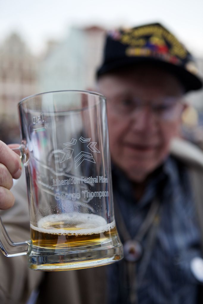 Originální večer připomínající oslavy osvobození Plzně prožili v sobotu lidé na náměstí Republiky. Režisér Václav Marhoul s bratry Cabany jej připravil pod názvem Z Normandie do Plzně aneb D-Day+334 jako velkou tancovačku v rytmu swingu. Před hlavním pódiem vznikl parket, kolem něj seděli u stolů američtí i belgičtí veteráni a další hosté. (foto: R. Muchka)