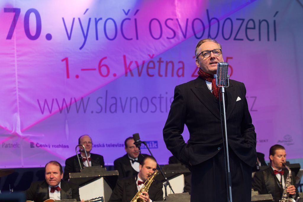 Originální večer připomínající oslavy osvobození Plzně prožili v sobotu lidé na náměstí Republiky. Režisér Václav Marhoul s bratry Cabany jej připravil pod názvem Z Normandie do Plzně aneb D-Day+334 jako velkou tancovačku v rytmu swingu. Před hlavním pódiem vznikl parket, kolem něj seděli u stolů američtí i belgičtí veteráni a další hosté. (foto: R. Muchka)