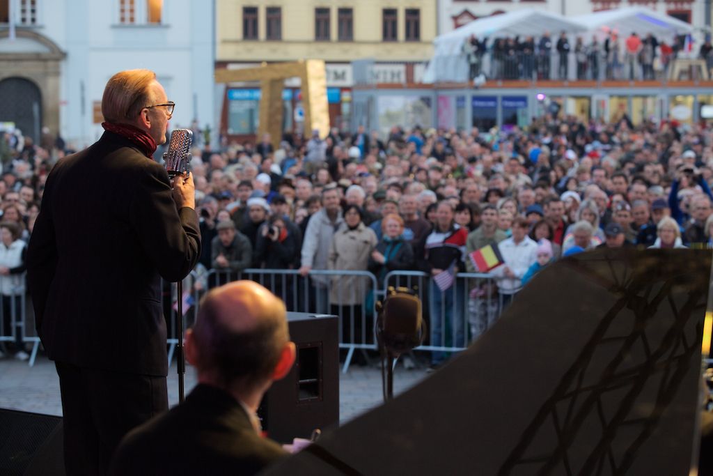 Originální večer připomínající oslavy osvobození Plzně prožili v sobotu lidé na náměstí Republiky. Režisér Václav Marhoul s bratry Cabany jej připravil pod názvem Z Normandie do Plzně aneb D-Day+334 jako velkou tancovačku v rytmu swingu. Před hlavním pódiem vznikl parket, kolem něj seděli u stolů američtí i belgičtí veteráni a další hosté. (foto: R. Muchka)