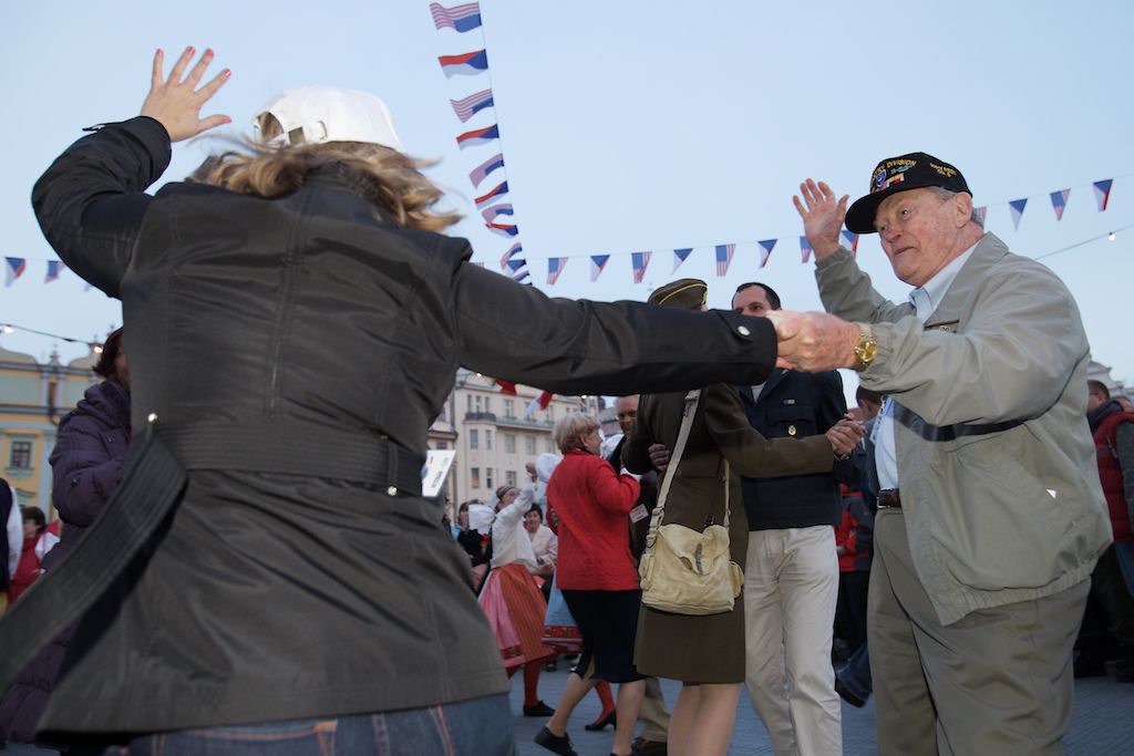 Originální večer připomínající oslavy osvobození Plzně prožili v sobotu lidé na náměstí Republiky. Režisér Václav Marhoul s bratry Cabany jej připravil pod názvem Z Normandie do Plzně aneb D-Day+334 jako velkou tancovačku v rytmu swingu. Před hlavním pódiem vznikl parket, kolem něj seděli u stolů američtí i belgičtí veteráni a další hosté. (foto: R. Muchka)